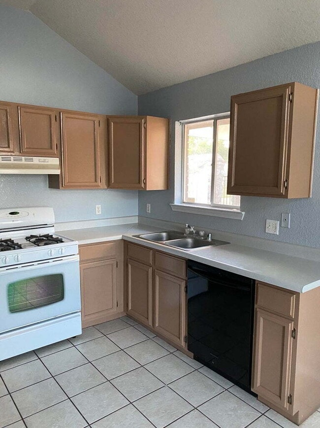 Building Photo - 1445 Plaza Verde Dr