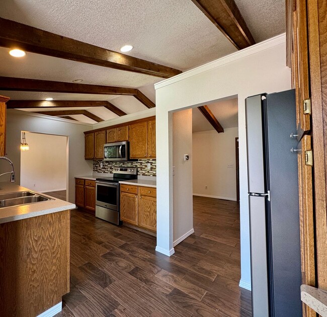 Building Photo - Welcome to your new home in the heart of T...