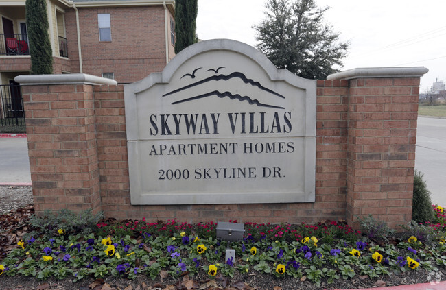 Building Photo - Skyway Villas