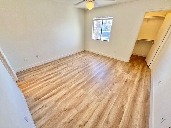 Building Photo - DON'T MISS OUT ON 1 MONTHS RENT FREE: Resort-Style Living in Seven Hills!