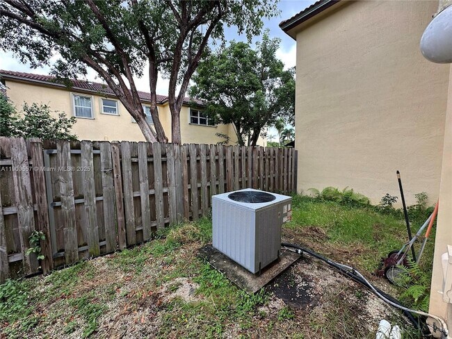 Building Photo - 3370 NE 14th Dr