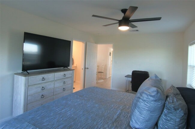 Building Photo - 14146 Miramar Dr