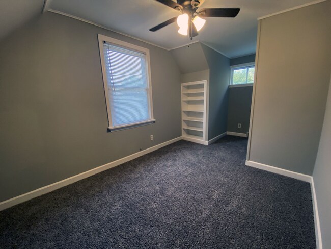 Building Photo - 805 S Norbury Ave