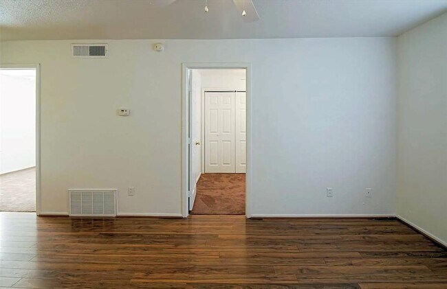 Building Photo - 1512 Broadmoor Dr