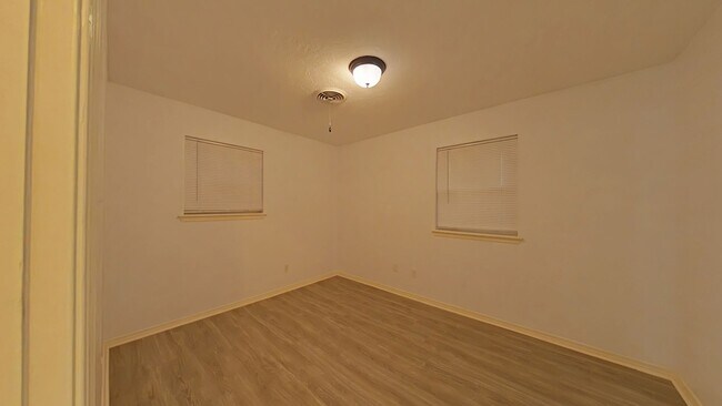 Building Photo - 4623 SE Mieling Dr