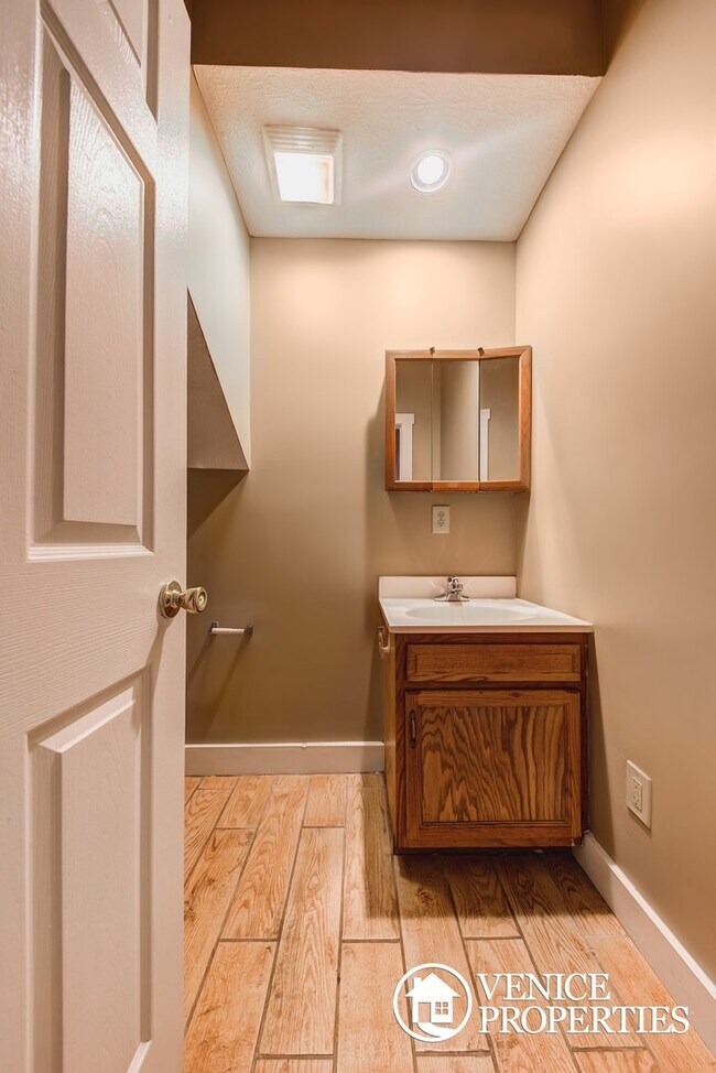 Building Photo - 1984-1986 Summit St