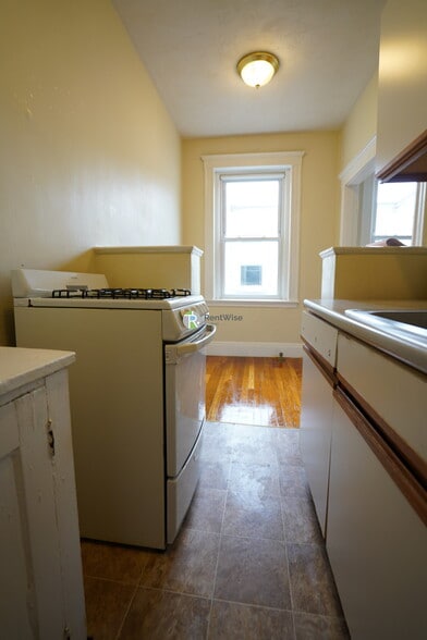 Building Photo - 228 Kelton St