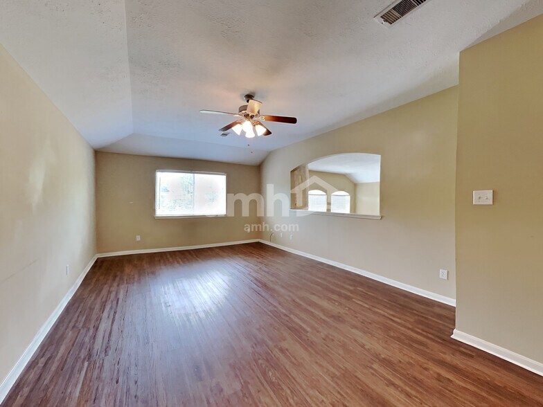 Building Photo - 912 Summer Wood Blvd