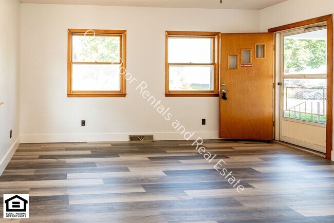 Building Photo - 1320 S Van Buren St