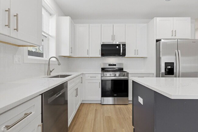 Building Photo - 4841 S Prairie Ave