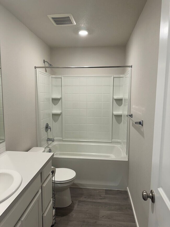 Building Photo - Newer 4 bedroom 2.5 bathroom house! AVAILA...