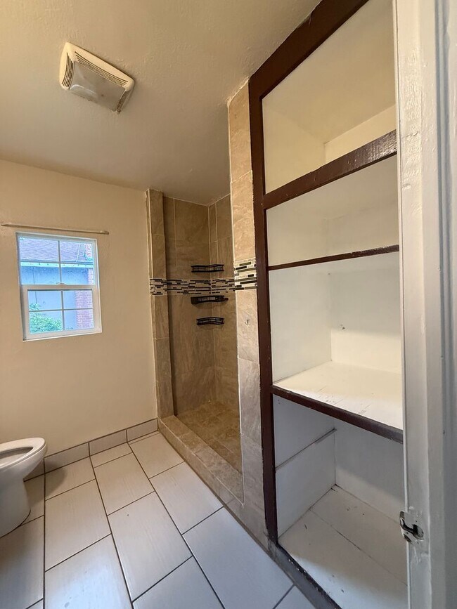 Building Photo - Beautiful 3-Bedroom Home in Shafter $1,800!!!! Spacious Layout, Basement, Carport & Large Backyar...