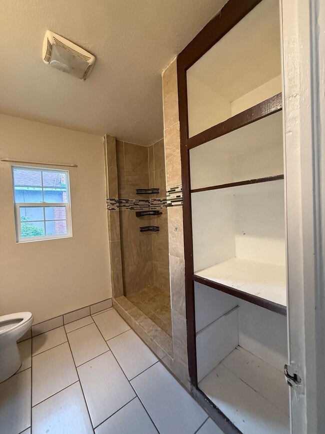 Building Photo - Beautiful 3-Bedroom Home in Shafter $1,900!!!! Spacious Layout, Basement, Carport & Large Backyar...