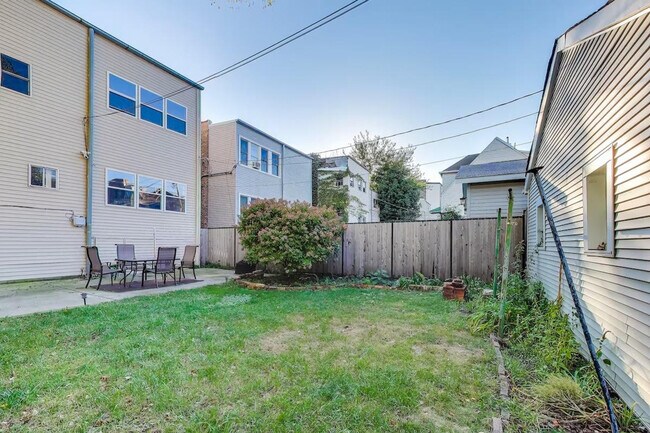 Building Photo - 1506 W Thome Ave