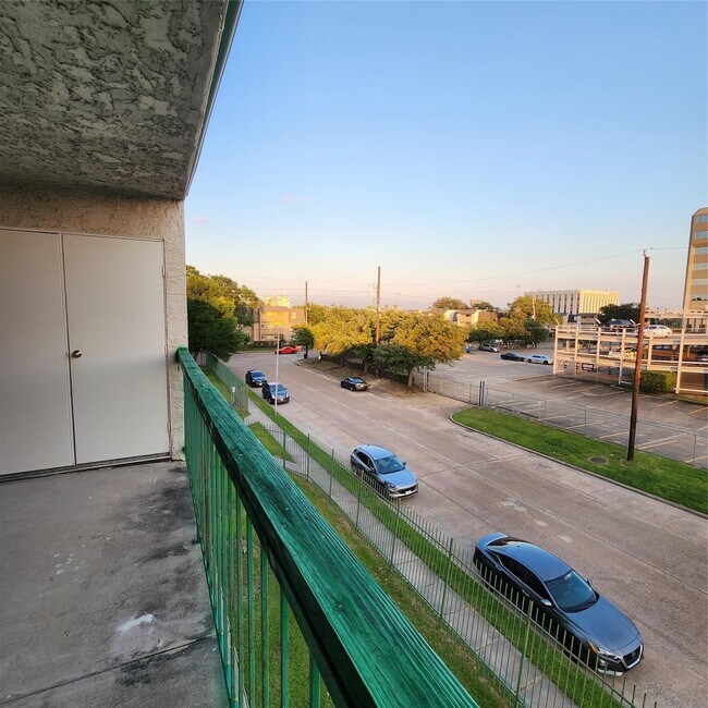 Building Photo - 2814 S Bartell Dr