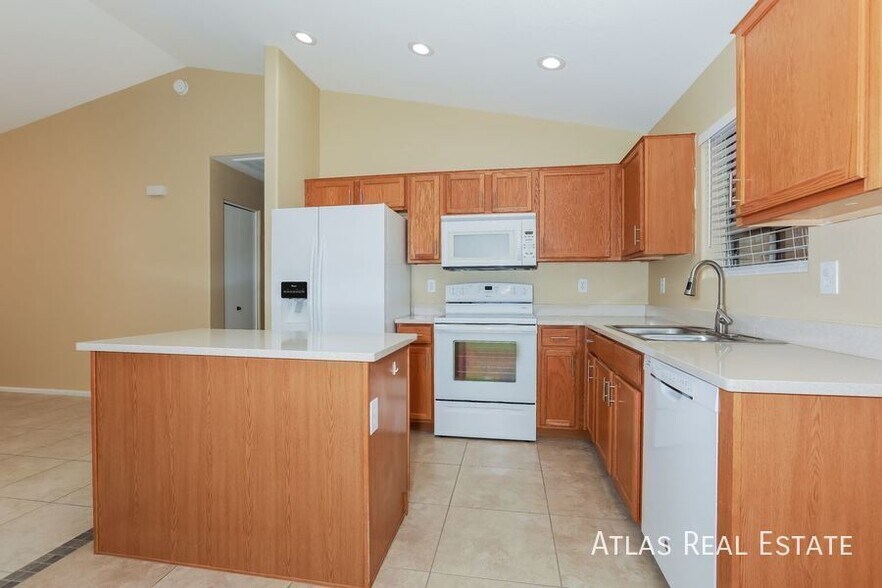 Building Photo - 206 W Brangus Way