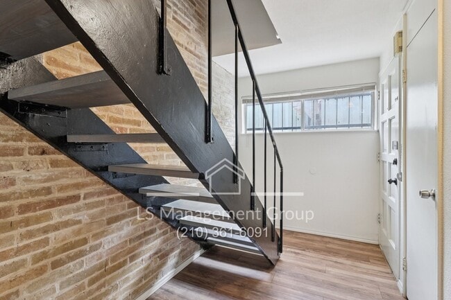 Building Photo - 408 Ira Ave