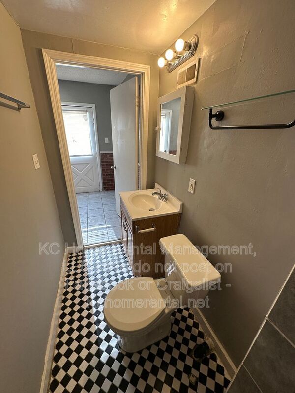 Building Photo - 8044 Wabash Ave