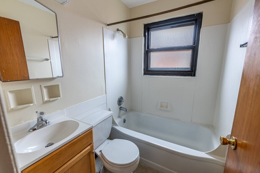 Building Photo - 108 E Norman Ave