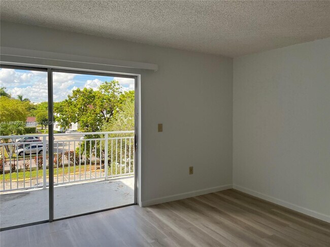 Building Photo - 9365 Fontainebleau Blvd