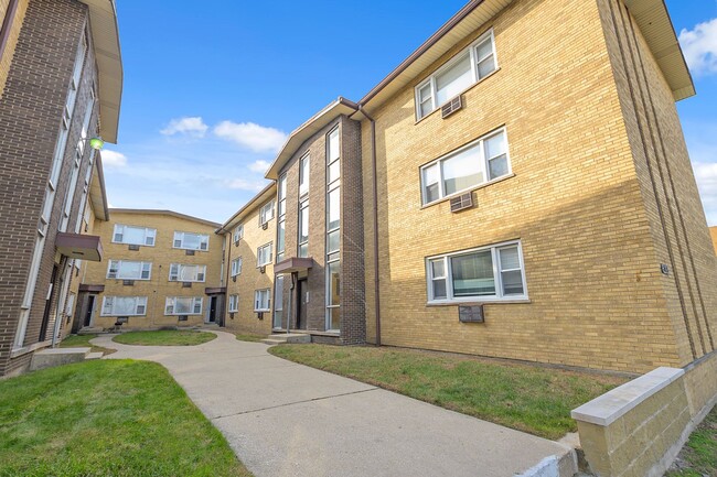 Interior Photo - 7818-7820 South Shore Drive