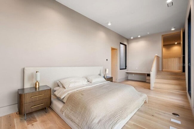 Building Photo - 1742 Temple Dr