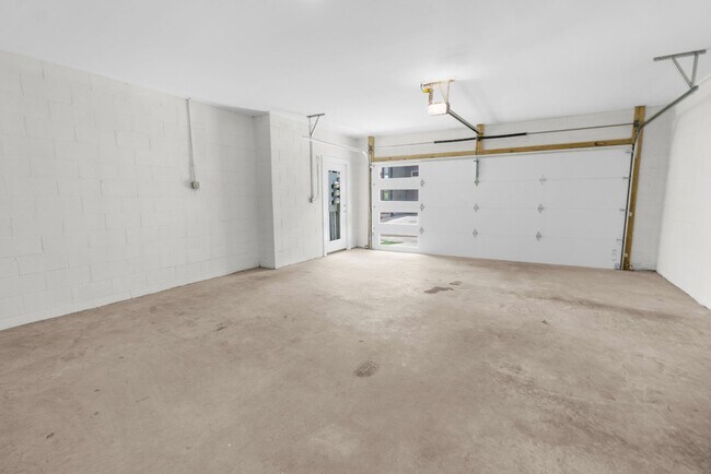 Building Photo - 3038 Edwin Cir