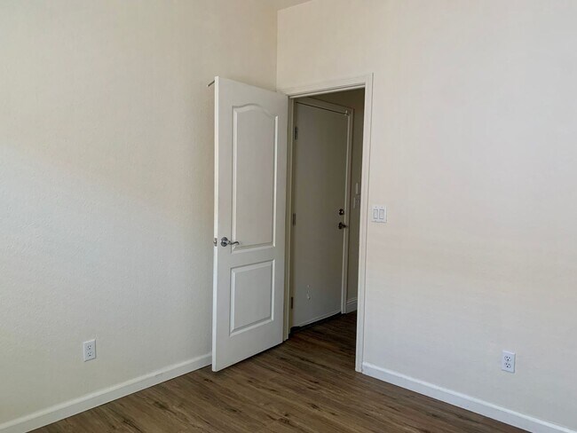 Building Photo - 4 bedroom 2 bath Empire Ranch home
