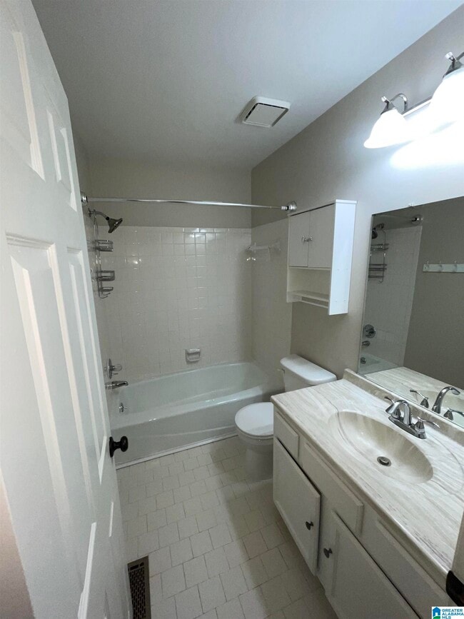 Building Photo - 805 Hillsboro Ln
