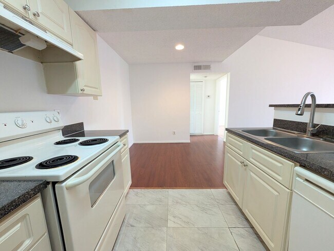 Building Photo - Bright & Well-Located 1BR/1BA Condo – Kendall Area