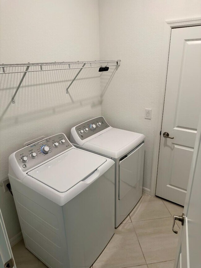 Building Photo - 1696 Alameda Dr