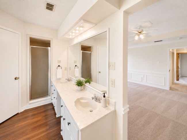Building Photo - 698 Buttercup Dr