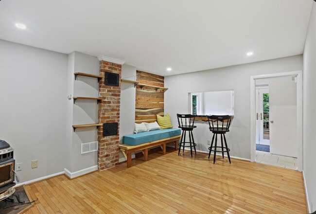 Building Photo - 707 Wilson Ave