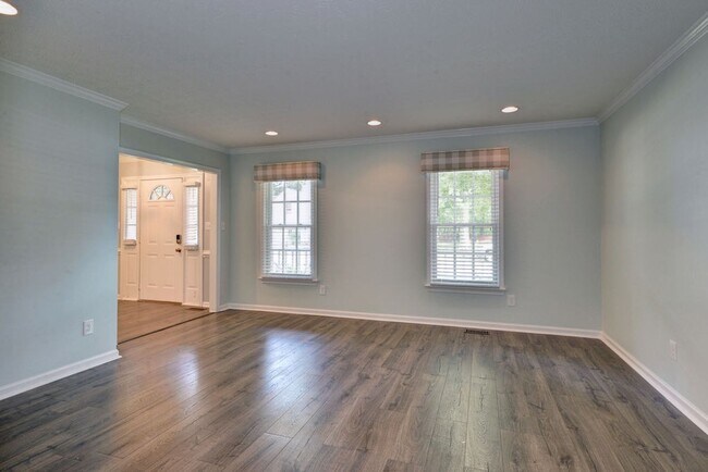 Building Photo - Renovated and Updated Woods of Tabb Home