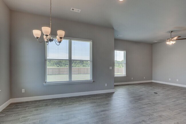 Building Photo - 802 Delaney Dr