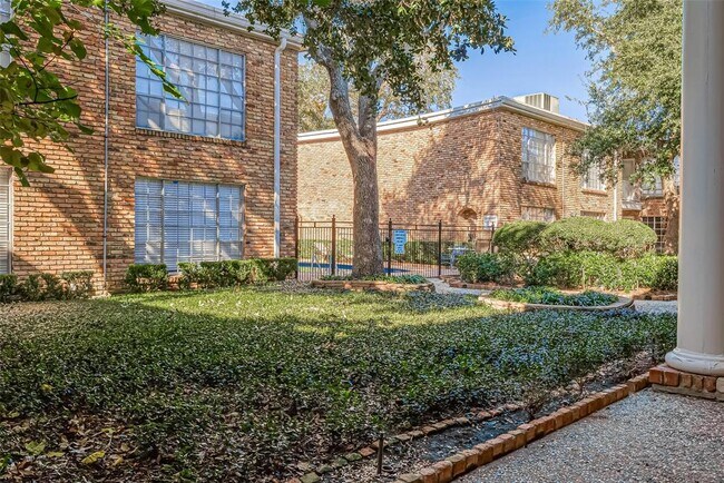 Building Photo - 2201 Fountain View Dr