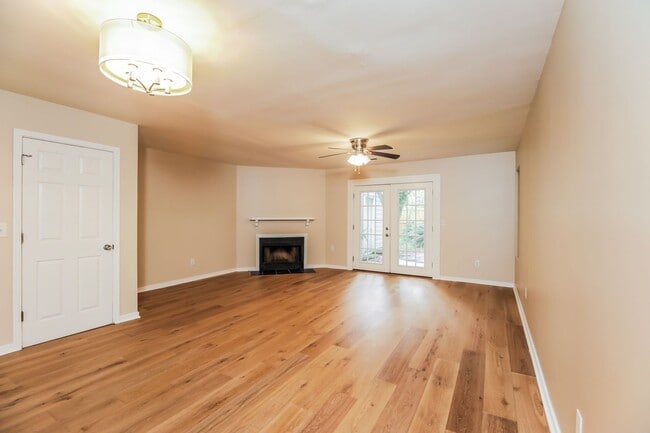 Building Photo - 3 bedroom / 2.5 bath Townhome – Spacious T...
