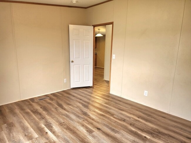 Building Photo - Inviting 3 bedroom 2 bath House with fenced yard