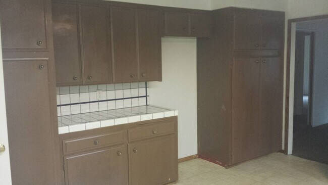 Building Photo - Single level 2 bedroom with 2 car garage