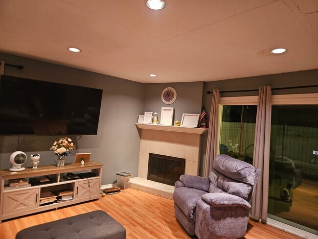 Building Photo - 2570 College Ln