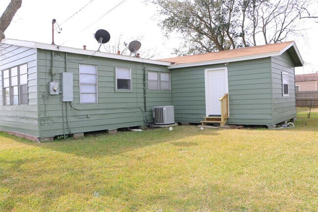 Building Photo - 502 W 8th St