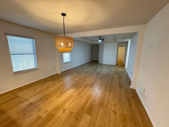 Building Photo - FREE RENT WITH QUICK MOVE IN UP TO NOVEMBER 1ST!!!  CUTE ONE STORY FEATURING WOOD STYLE VINYL PLA...