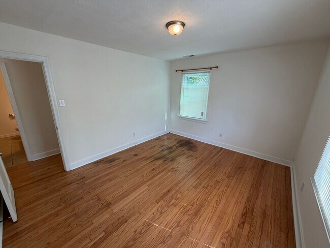 Building Photo - Rancher with Large Back Yard!