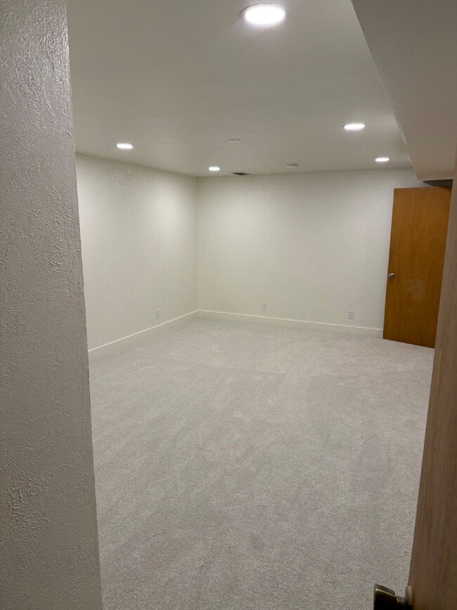 Building Photo - 7070 Beacon Way