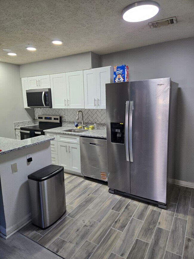 Building Photo - ***Call Fred Today 804-248-3490***College Roommate Wanted – Beautiful 2BR Condo in Gated Community