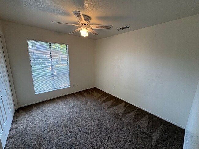 Building Photo - NW Condo Near Shopping Center Available Now!