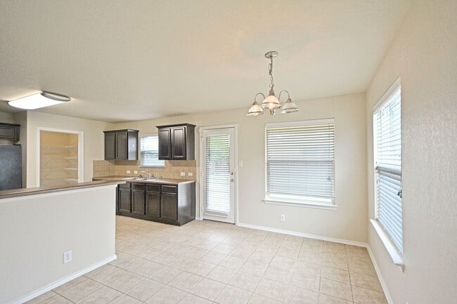 Building Photo - 2121 Sinclair Dr