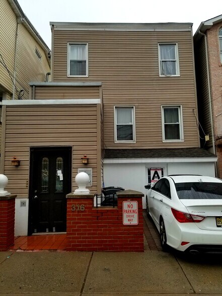 Building Photo - 316 6th St