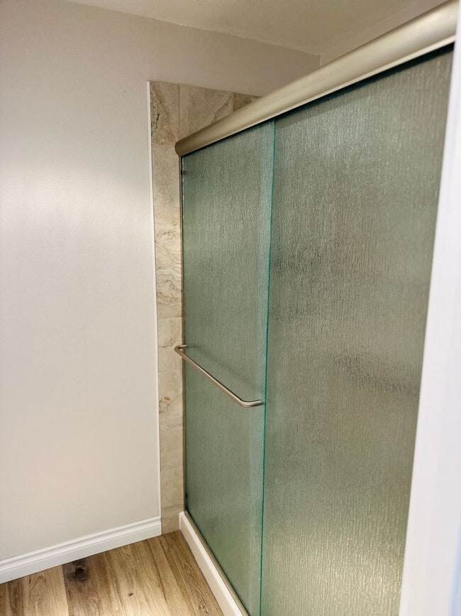 Building Photo - Charming Updated & Spacious Condo in a Pea...