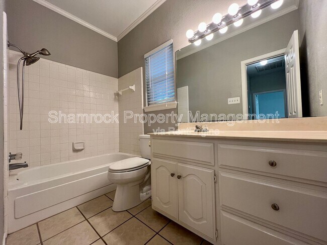 Building Photo - 208 Bonham Dr